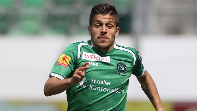 Roberto Rodriguez rennt über das Feld. Roberto Rodriguez rennt über das Feld.