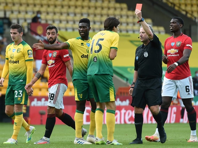 Timm Klose sieht im FA Cup gegen Manchester United kurz vor Schluss die rote Karte.