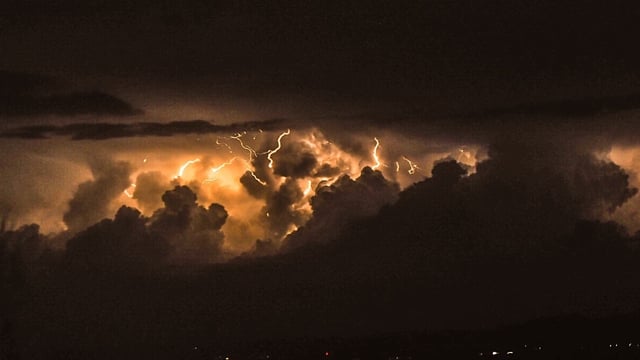 In der dunklen Nacht durch Blitze erhellte Cumulonimbus-Wolken In der dunklen Nacht durch Blitze erhellte Cumulonimbus-Wolken