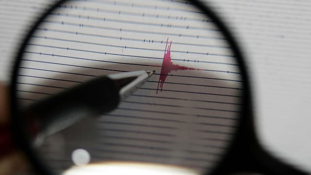 Lupe über Seismographanzeige Lupe über Seismographanzeige