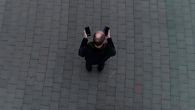 Digitalredaktor Reto Widmer von oben aufgenommen, zwei Smartphones in der Hand. Digitalredaktor Reto Widmer von oben aufgenommen, zwei Smartphones in der Hand.