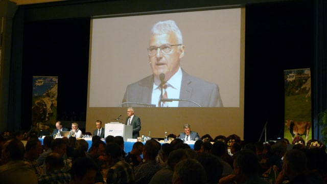 Der zmp-Vorstand auf der Bühne. Die Videoprojektion zeigt gross Präsident Thomas Oehen. Der zmp-Vorstand auf der Bühne. Die Videoprojektion zeigt gross Präsident Thomas Oehen.
