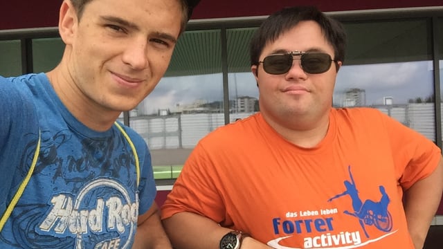 Zwei Männer machen ein Selfie und blicken mit einem kleinen Lächeln in die Kamera. Zwei Männer machen ein Selfie und blicken mit einem kleinen Lächeln in die Kamera.
