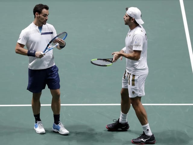 Das Doppel Bolelli und Fognini bespricht auf dem Tennisplatz seine Taktik. Das Doppel Bolelli und Fognini bespricht auf dem Tennisplatz seine Taktik.