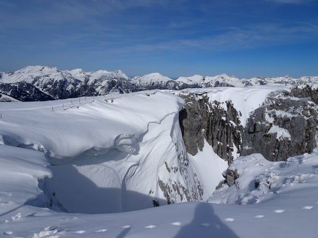 Schneewechte im Vordergrund und schönes Panorama im Hintergrund.