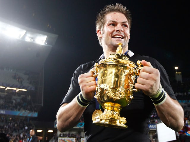 McCaw mit der Webb-Ellis-Trophäe. McCaw mit der Webb-Ellis-Trophäe.