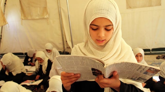 Afghanische Schülerinnen in einem Zelt. Afghanische Schülerinnen in einem Zelt.