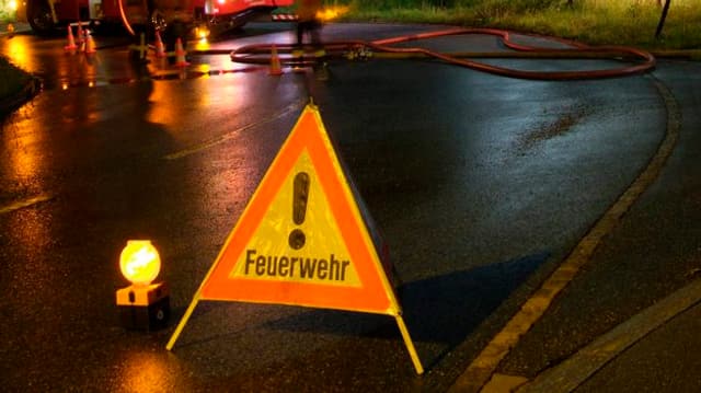 Ein Schild der Feuerwehr auf einer Strasse Ein Schild der Feuerwehr auf einer Strasse