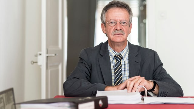 Strafrechtsprofessor Martin Killias sitzt vor einem Ordner mit Unterlagen. Strafrechtsprofessor Martin Killias sitzt vor einem Ordner mit Unterlagen.