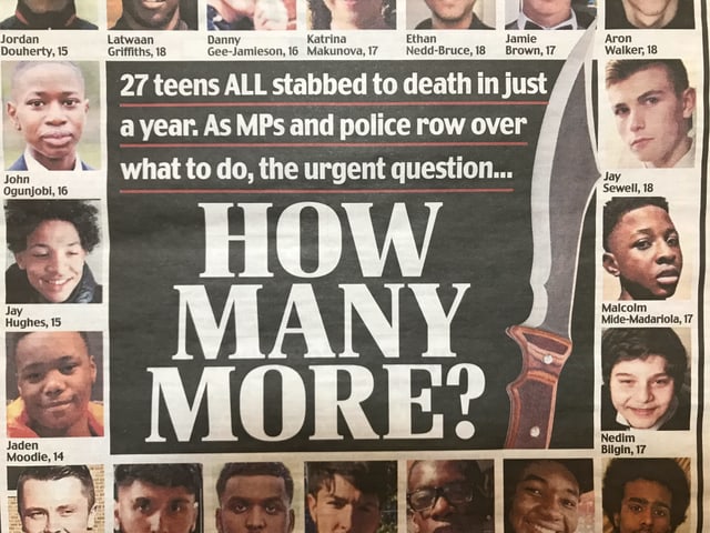 Zeitungsausschnitt: "How many more?" und Bilder der 27 Teenager, die innerhalb eines Jahres erstochen wurden. Zeitungsausschnitt: "How many more?" und Bilder der 27 Teenager, die innerhalb eines Jahres erstochen wurden.