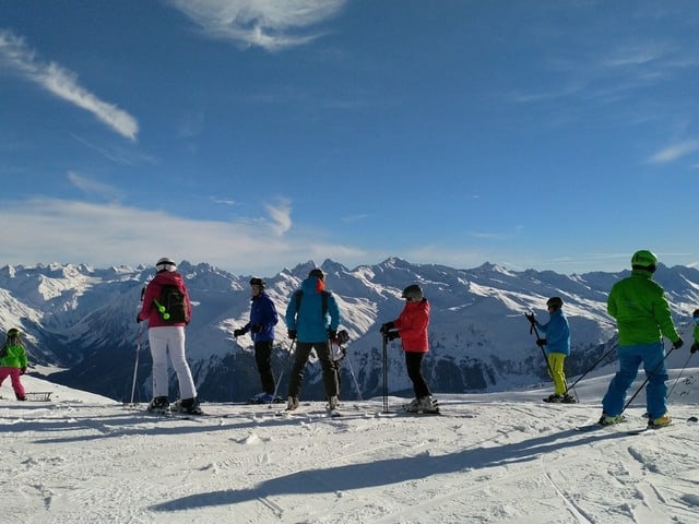 Menschen auf Skipiste Menschen auf Skipiste