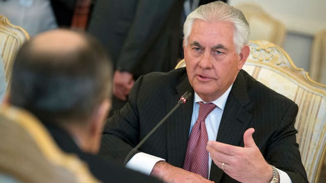 Tillerson spricht mit seinem russischen Amtskollegen Lawrow. Tillerson spricht mit seinem russischen Amtskollegen Lawrow.