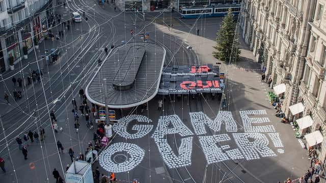 Der Schriftzug Game ober prangt am Boden des Zürcher Paradeplatzes. Der Schriftzug Game ober prangt am Boden des Zürcher Paradeplatzes.