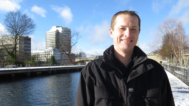 Mann steht auf einem Steg bei der Limmat Mann steht auf einem Steg bei der Limmat