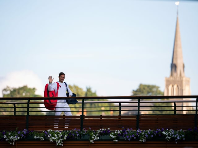 Roger Federer winkt in Wimbledon Roger Federer winkt in Wimbledon