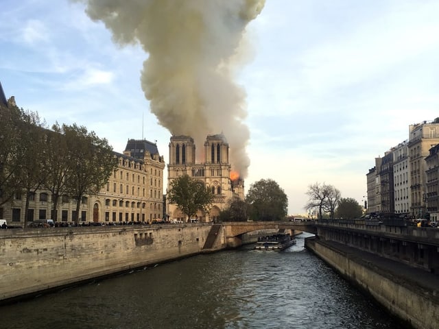 Rauchsäule über Kathedrale
