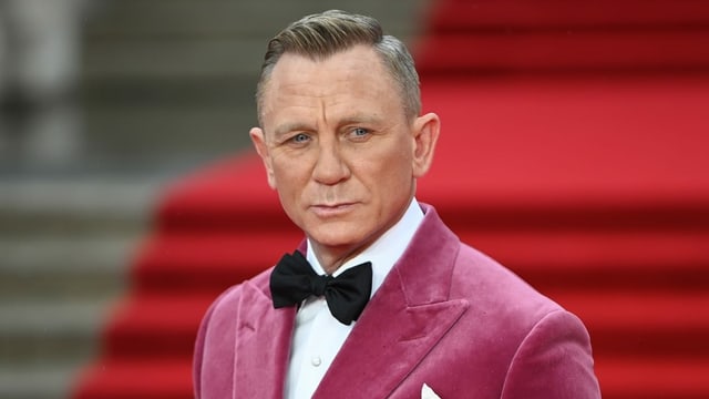 Daniel Craig mit Anzug und Krawatte.