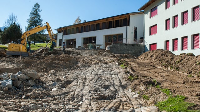 Ils mirs e las stgalas èn davent ed i vegn gulivà il plaz. Ils mirs e las stgalas èn davent ed i vegn gulivà il plaz.
