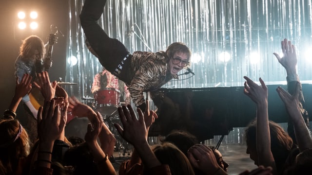 Taron Egerton hebt als Elton John am Piano richtig ab. Taron Egerton hebt als Elton John am Piano richtig ab.