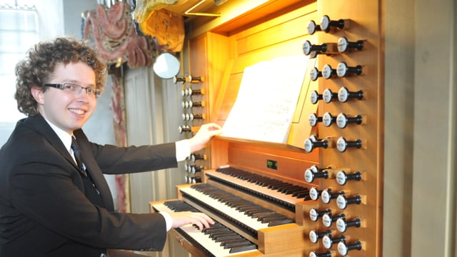 Sebastian Küchler-Blessing an einer Orgel.