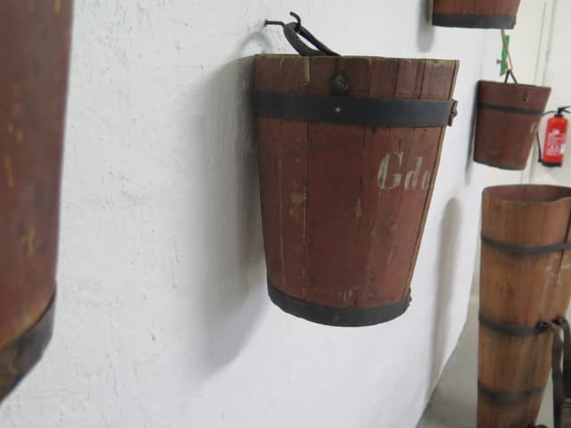 Alte hölzerne Löscheimer