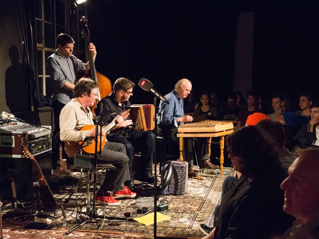 Der Musiker Max Lässer (l.) und sein Überlandorchester hat die DRS- und SRF-Mundartler während Jahren auf ihren Auftritten durch die Deutschschweiz begleitet. Hier 2015 in der Stanzerei in Baden: 8Mit dem Publikum greifbar nah – da springt der Funke! Der Musiker Max Lässer (l.) und sein Überlandorchester hat die DRS- und SRF-Mundartler während Jahren auf ihren Auftritten durch die Deutschschweiz begleitet. Hier 2015 in der Stanzerei in Baden: 8Mit dem Publikum greifbar nah – da springt der Funke!