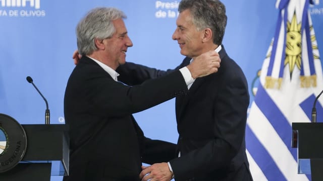 Männer umarmen sich. Männer umarmen sich.
