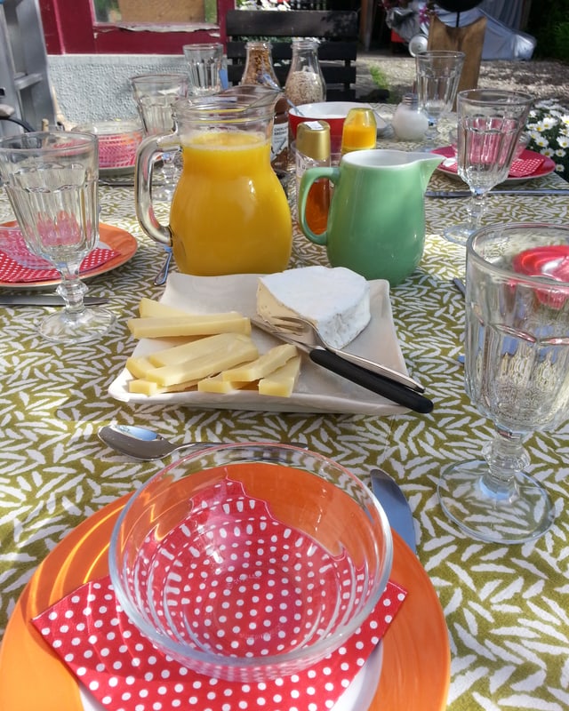 Gedeckter Frühstückstisch.