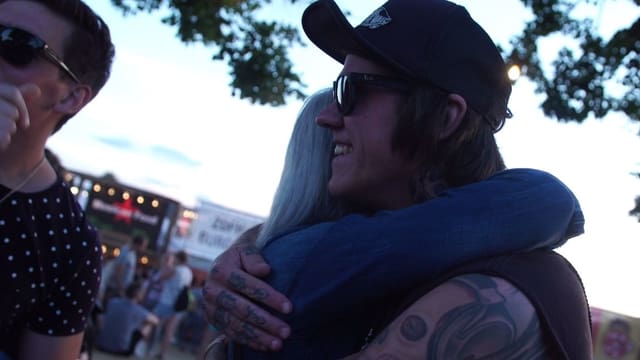 Umarmungen sind in diesem Fall herzlich erwünscht. Aber nicht alle mögen die Nähe zu Fremden an Festivals. Umarmungen sind in diesem Fall herzlich erwünscht. Aber nicht alle mögen die Nähe zu Fremden an Festivals.