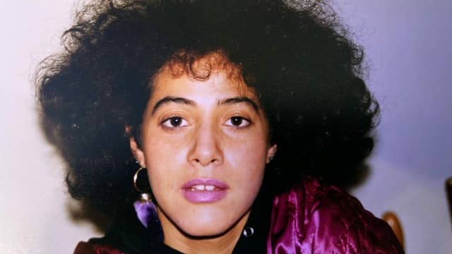 Altes Foto einer jungen Frau mit lockigen, schwarzen Haaren Altes Foto einer jungen Frau mit lockigen, schwarzen Haaren