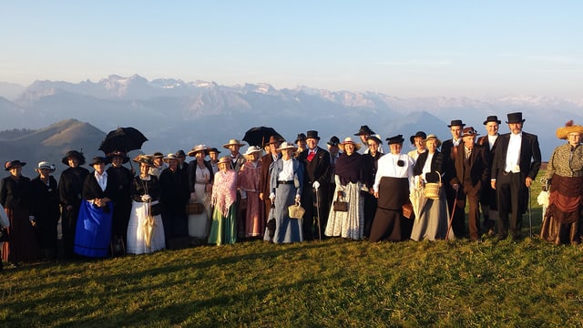Gruppenbild mit Männern und Frauen in historischen Kostümen. Gruppenbild mit Männern und Frauen in historischen Kostümen.