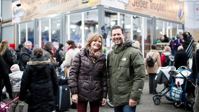 Frau und Mann vor Glasbox Frau und Mann vor Glasbox