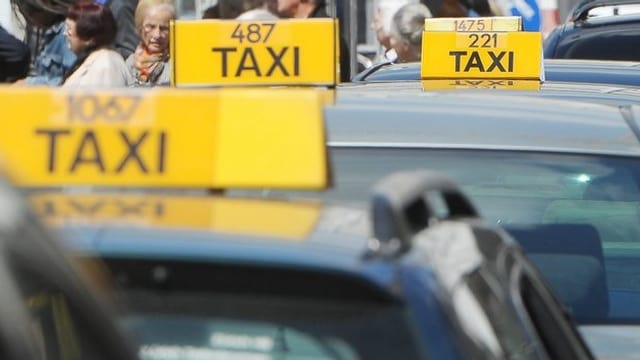 Taxifahrer warten am Bahnhof auf Kundschaft. Taxifahrer warten am Bahnhof auf Kundschaft.