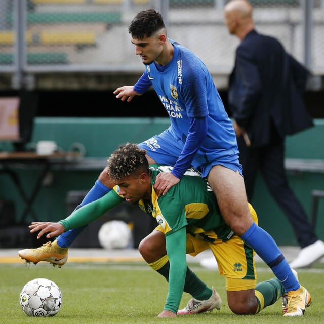Armando Broja (oben) und Milan van Ewijk scheinen sich im Spiel Den Haag gegen Vitesse im «Böckligumpe» zu versuchen.