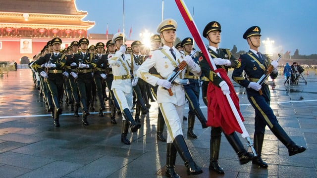 Peking am 71. Nationalfeiertag: Soldaten der Volksbefreiungsarmee begleiten die Fahne von der Verbotenen Stadt zum Tienanmen-Platz. Peking am 71. Nationalfeiertag: Soldaten der Volksbefreiungsarmee begleiten die Fahne von der Verbotenen Stadt zum Tienanmen-Platz.