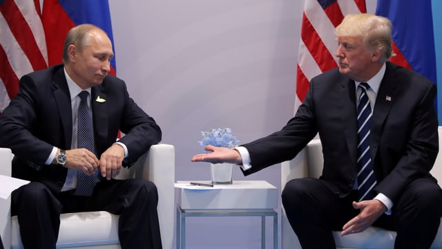 Trump und Putin auf Sesseln. Trump und Putin auf Sesseln.
