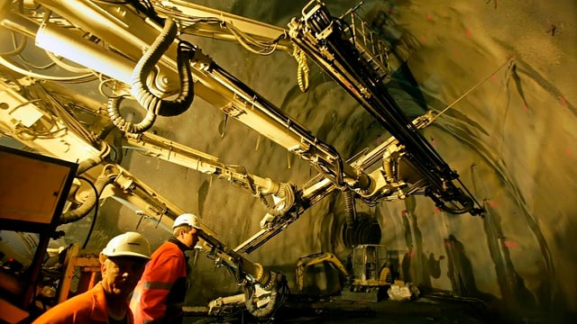 Zwei Arbeiter in einer Tunnelbaustelle. Zwei Arbeiter in einer Tunnelbaustelle.