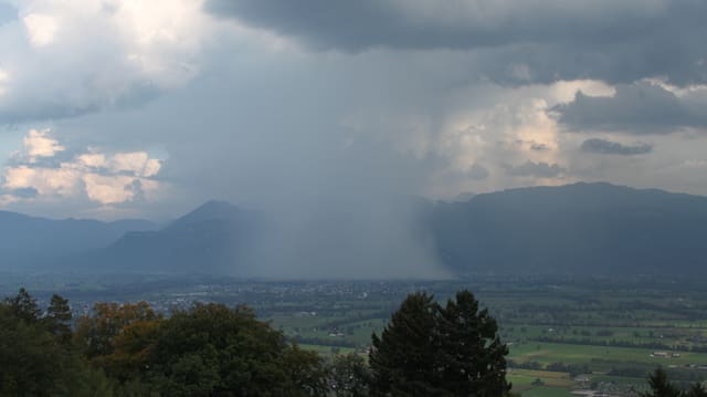 Bild einer Schauerzelle unter einem Cumulonimbus Bild einer Schauerzelle unter einem Cumulonimbus