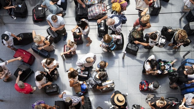 Flugpassagiere warten am Flughafen Zürich Flugpassagiere warten am Flughafen Zürich