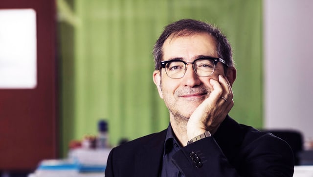 Samir stütz sich den Kopf mit der Hand. Samir stütz sich den Kopf mit der Hand.