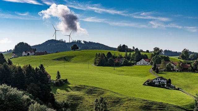 Wiesen und Hügel im Appenzellerland. Im Hintegrund zwei grosse Windräder. Wiesen und Hügel im Appenzellerland. Im Hintegrund zwei grosse Windräder.