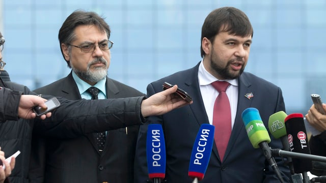 Die Separatisten-Führer Denis Puschilin und Wladislaw Deinego sprechen mit Journalisten. Die Separatisten-Führer Denis Puschilin und Wladislaw Deinego sprechen mit Journalisten.