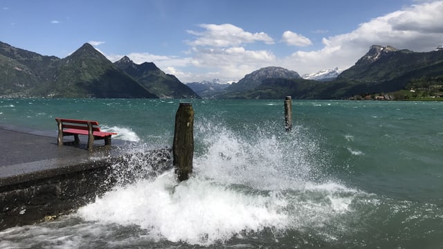 In Buochs peitschte der Föhnwind die Wellen ans Ufer. In Buochs peitschte der Föhnwind die Wellen ans Ufer.