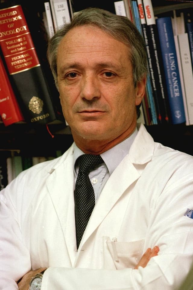 Franco Cavalli vor Bücherwand Franco Cavalli vor Bücherwand