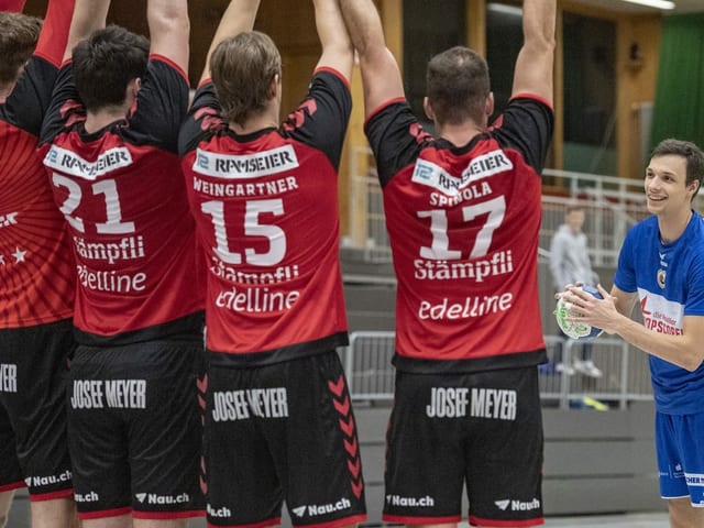 Die Handballer von BSV stellen eine Mauer. Die Handballer von BSV stellen eine Mauer.