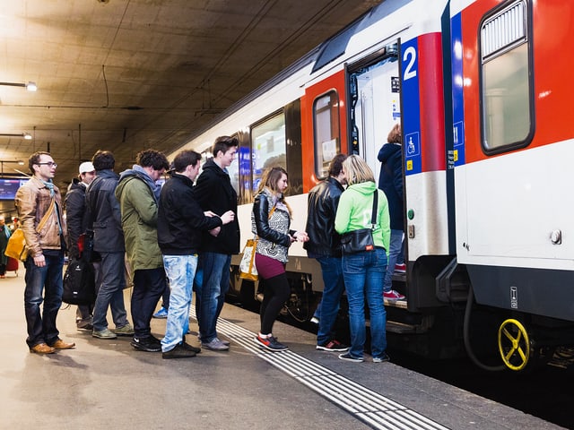 Entrar en il tren cun urden e maniera Entrar en il tren cun urden e maniera