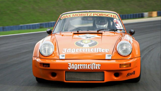 Oranger Porsche auf Rennstrecke