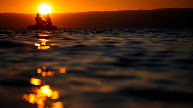 Gummiboot vor Sonnenuntergang Gummiboot vor Sonnenuntergang