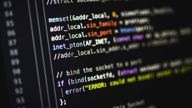 Bildschirm mit Programmier-Quellcode auf schwarzem Hintergrund Bildschirm mit Programmier-Quellcode auf schwarzem Hintergrund