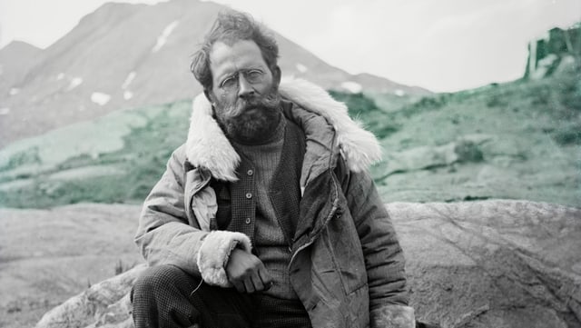 Alfred de Quervain sitzt auf einem Felsen. Er ist in Gronländ. Alfred de Quervain sitzt auf einem Felsen. Er ist in Gronländ.